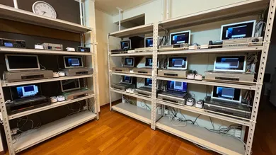 静岡の自社作業室。棚に並ぶダビング用デッキと作業用PC