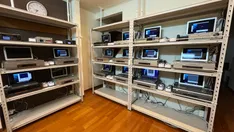 自社ダビング設備のラックが並ぶ作業室