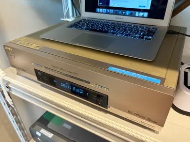 S-VHSデッキと作業用PC