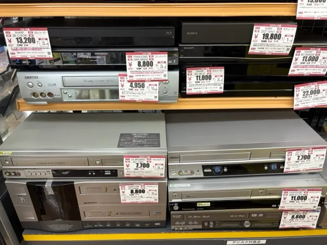 ハードオフで販売されている中古ビデオデッキの写真