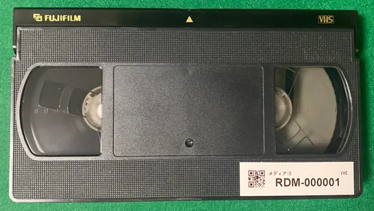 メディアIDラベルが貼られたVHSテープ