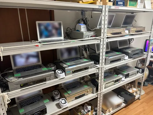 静岡の自社作業室。棚に並ぶダビング用デッキ