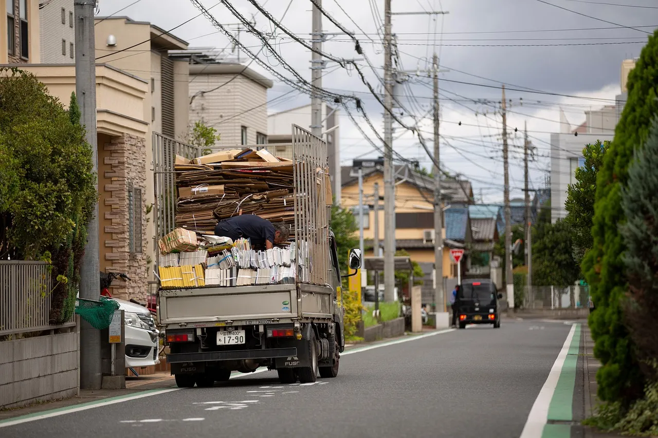 トラックで廃品回収している写真