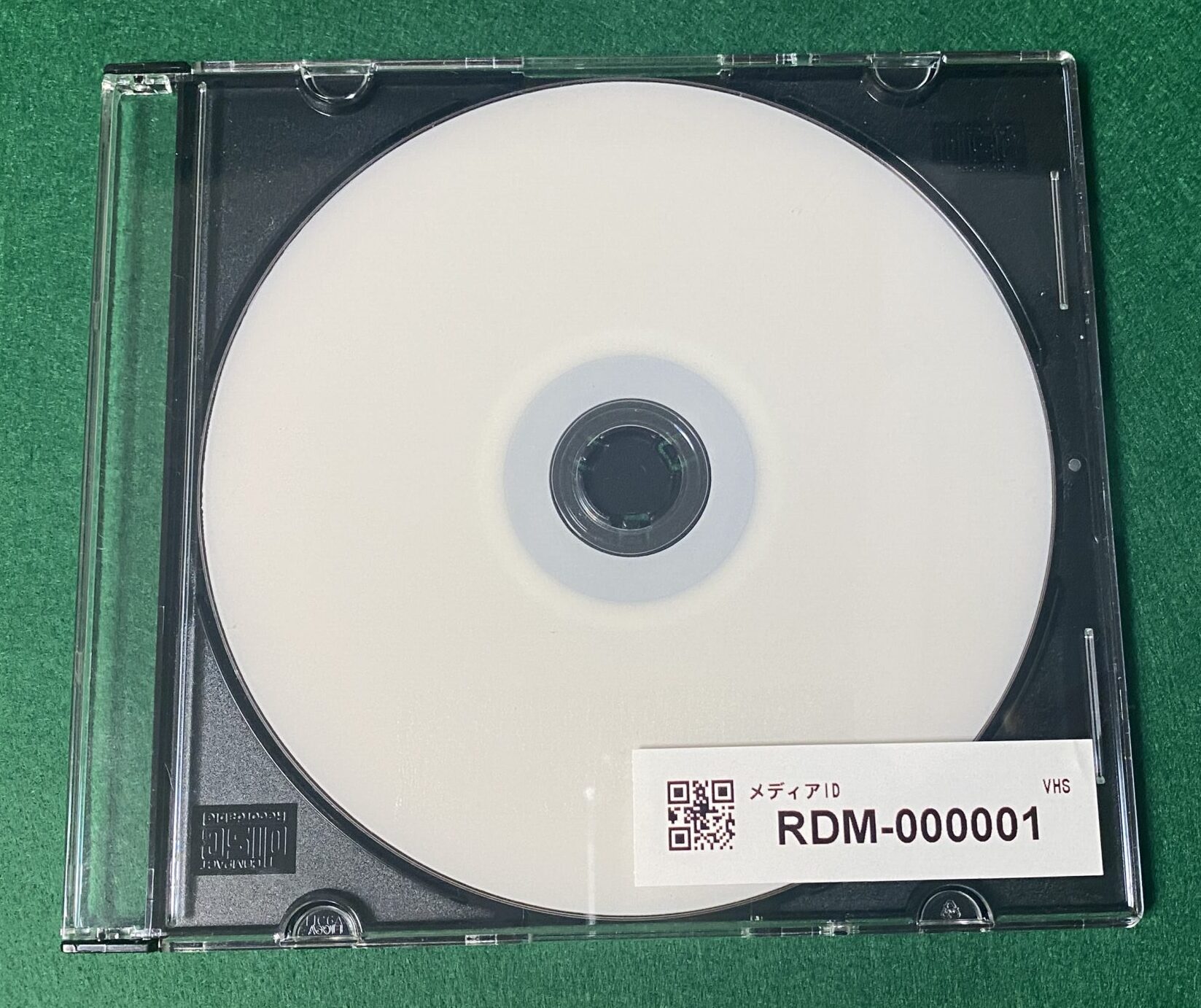 同じ採番ラベルを貼ったDVDケース