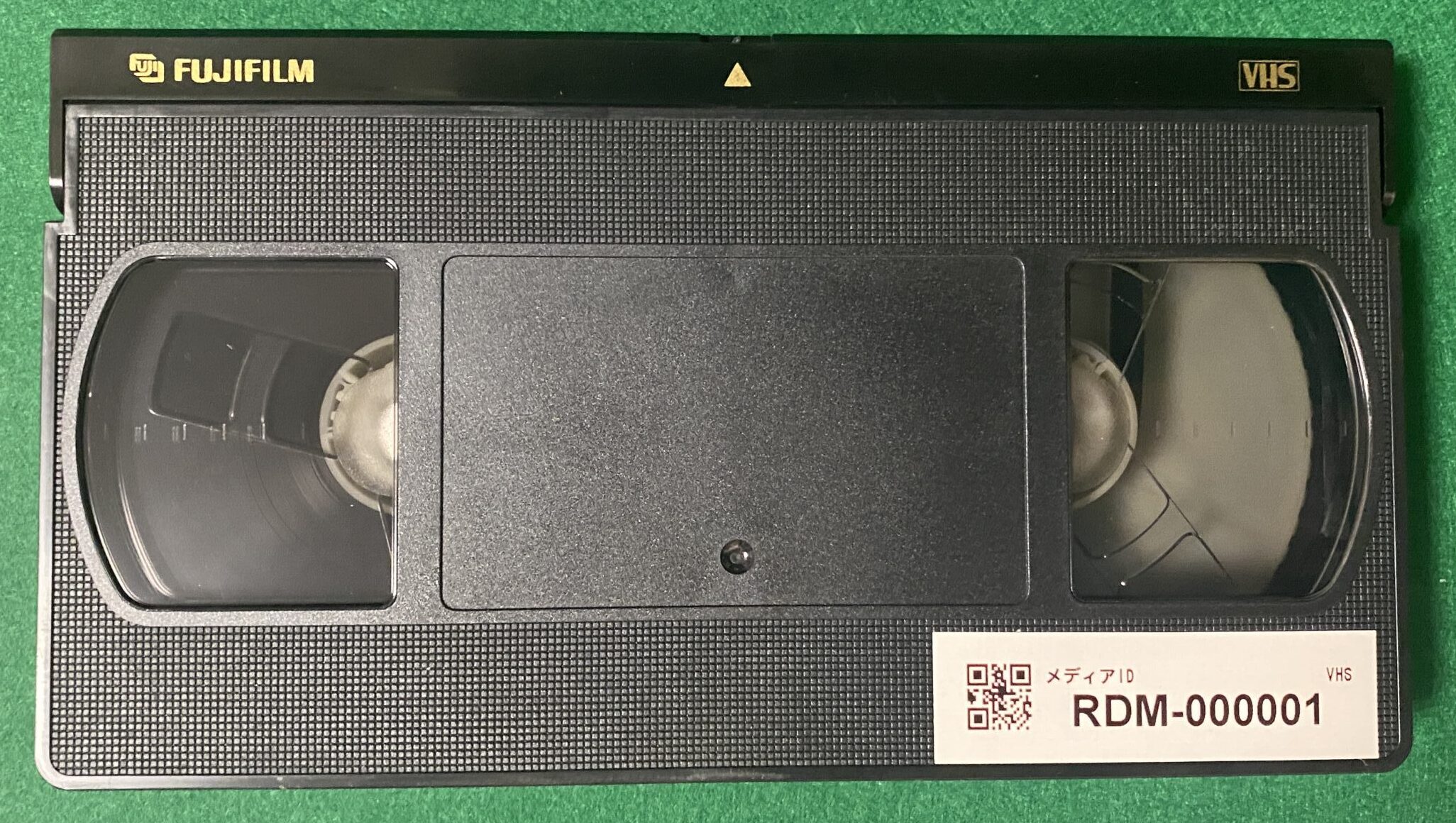 採番ラベルを貼ったVHSテープ